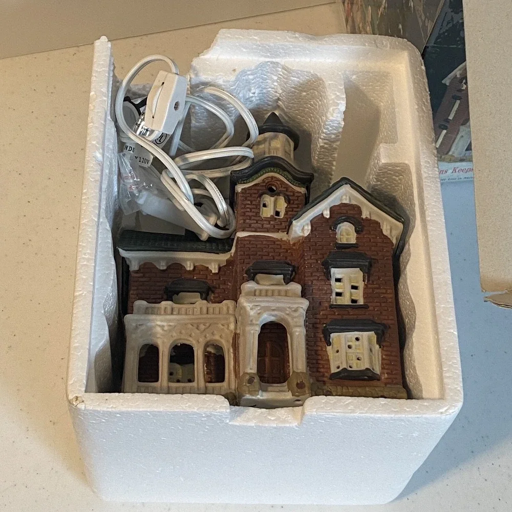 Dickens Keepsake Porcelain Red Brick House Light Up O'Well Novelty 1994‎ W/Cord